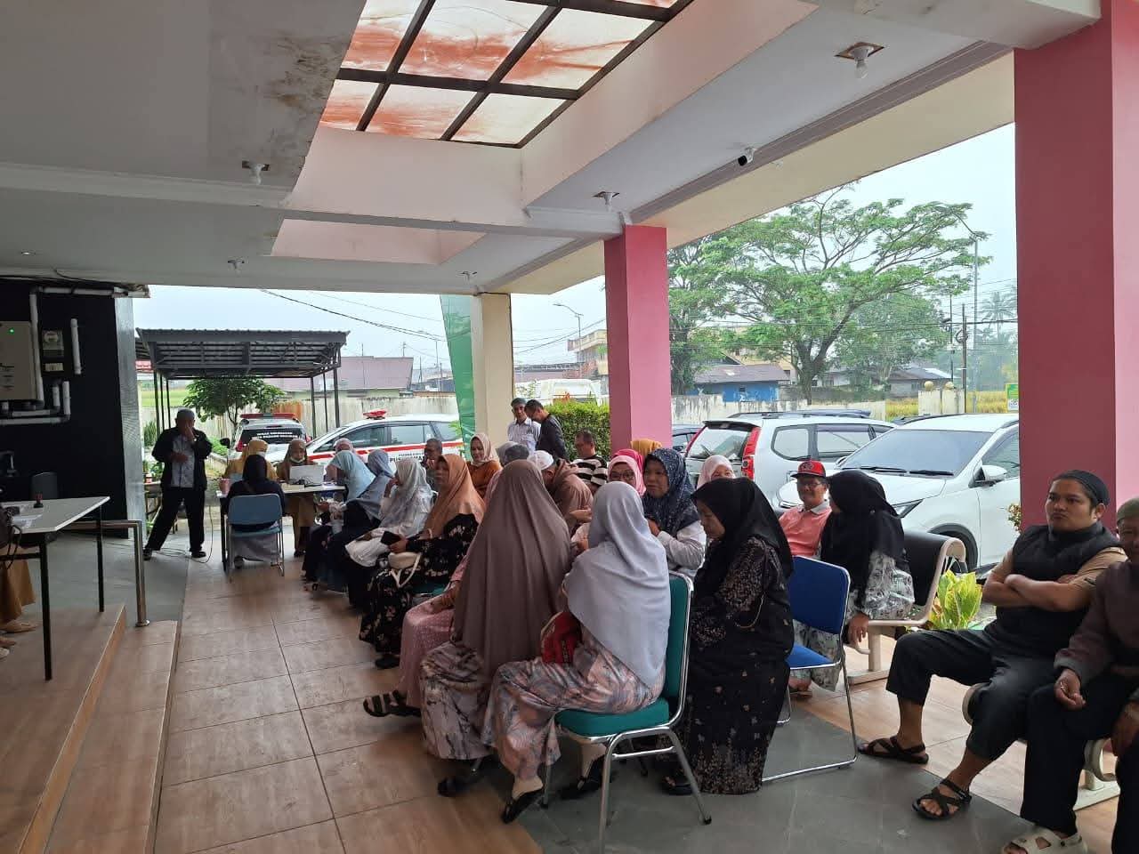 Suasana vaksinasi kesehatan bagi Calhaj di Puskesmas Gunung.